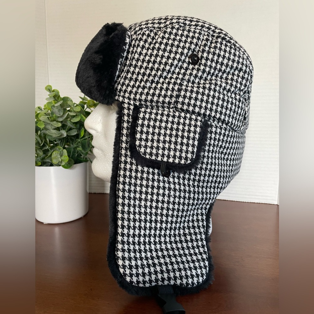 Winter Hat. Women’s Black &White Houndstooth Design NWOT. OSFM